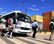 Ministerio de Educación entrega 32 nuevos autobuses a 25 centros educativos en distintas provincias del país