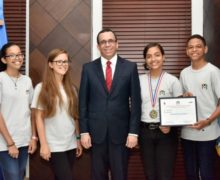 Andrés Navarro reconoce estudiante dominicana gana bronce en olimpiadas de matemática