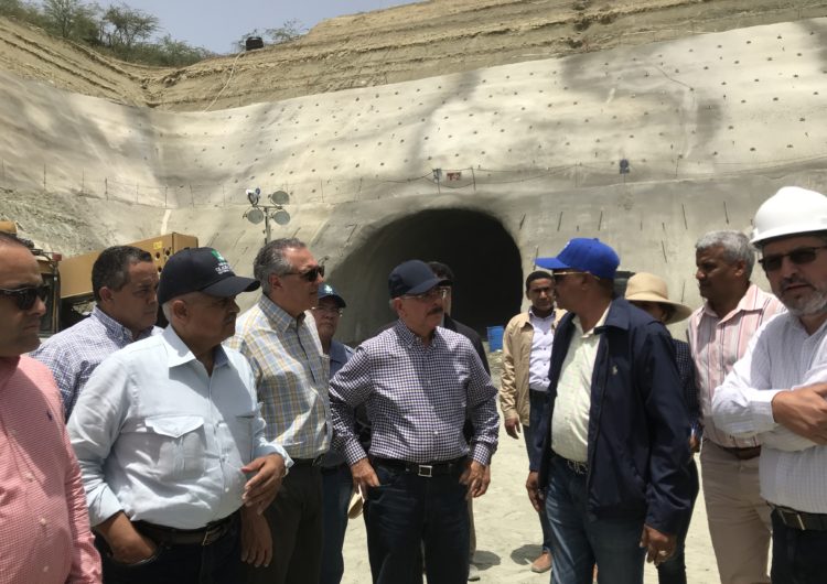 Danilo Medina realiza visita sorpresa a la provincia de Azua y comprueba el avance de la presa Monte Grande