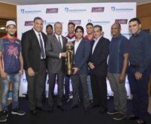 Lizardo Mézquita recibe Copa Banreservas  campeones de la LNB