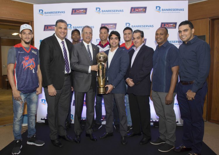 Lizardo Mézquita recibe Copa Banreservas  campeones de la LNB