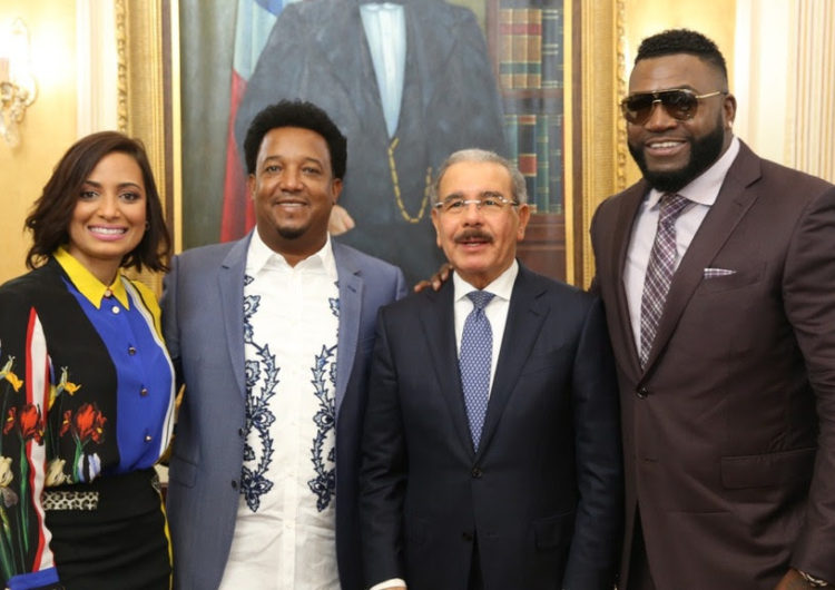 Presidente Danilo Medina juramenta a David Ortiz, embajador Buena Voluntad y recibe visita de Pedro Martínez