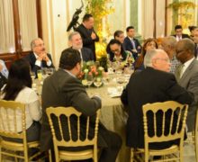Pequeños empresarios de la comunicación importantizados como nunca antes. Danilo comparte con ellos y ellas, por festividades navideñas