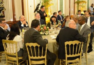 Pequeños empresarios de la comunicación importantizados como nunca antes. Danilo comparte con ellos y ellas, por festividades navideñas