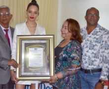 La Fundación de Desarrollo de Azua reconoce el esfuerzo emprendedor de la destaca modelo internacional Hiandra Martínez