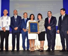 El Gobierno entrega reconocimiento especial a la doctora Noldis  Naut  Suberví como líder meritoria del Sector Público
