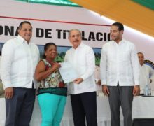 Presidente Danilo Medina entrega 1,478 títulos definitivos de propiedad a parceleros y residentes de 5 comunidades de Azua