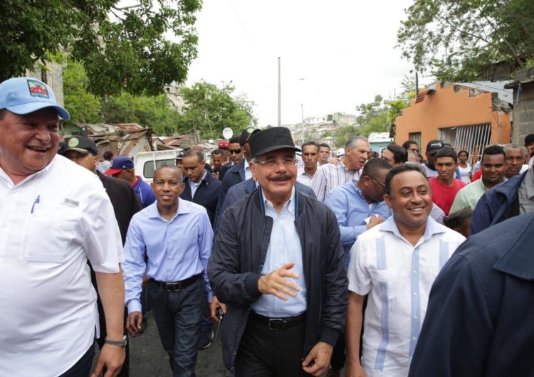 Danilo Medina se reúne con comunitarios Barrio Nuevo de Sabana Perdida, para escuchar demandas y necesidades