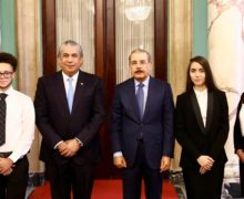 Presidente Danilo Medina ofrece cálido recibimiento en Palacio Nacional a estudiantes meritorios dominicanos radicados en Estados Unidos