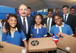 Presidente Danilo Medina entrega dos escuelas a comunidad de Manoguayabo. 1,610 estudiantes beneficiados con Jornada Escolar Extendida