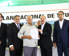 Presidente Danilo Medina entrega 300 certificados de títulos de propiedad en San Juan