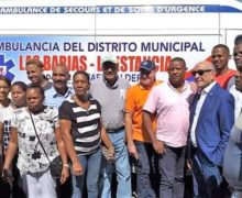 El Senador Rafael Calderón entrega moderna Ambulancia al Distrito Municipal Las Barías de Azua