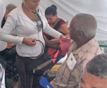 El Servicio Nacional de Salud (SNS)  garantiza acceso y atenciones de salud a adultos mayores