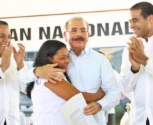 Presidente Danilo Medina entrega más de tres mil certificados de títulos en El Seibo y Hato Mayor