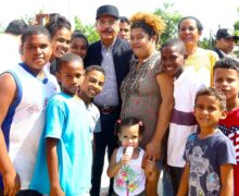 Danilo Medina celebra su cumpleaños brindando apoyo a pequeños ganaderos de Santiago Rodríguez.