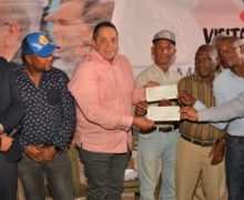 En Azua, 574 pequeños y medianos productores de banano orgánico reciben recursos para iniciar instalación seis estaciones de bombeo