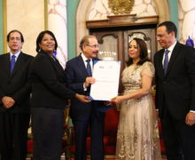 Presidente Danilo Medina entrega Premio Nacional de Periodismo 2019 a Emilia Pereyra