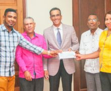 Ganaderos de Pedernales y agricultores de Azua reciben recursos prometidos, en Visitas Sorpresa, para compra de camiones y tractor