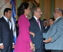 Presidente Danilo Medina y primera dama, Cándida Montilla de Medina, reciben saludos de Año Nuevo en el Palacio Nacional