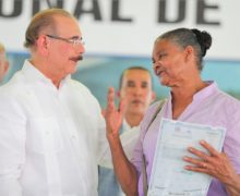 Presidente Danilo Medina entrega 482 certificados de títulos en Vicente Noble