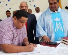 El alcalde Rafael Hidalgo firma un pacto por el bienestar colectivo  con la iglesia de Azua