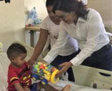 Gobernadora de Azua entrega juguetes a niños en el Hospital Regional  Taiwán 19 de Marzo