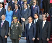 Presidente Danilo Medina rinde homenaje a Bandera Dominicana junto a Gabinete y personal que labora en Palacio Nacional