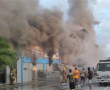 Fuego  consume a la Ferretería Ramírez, duro golpe para  el comercio de Azua