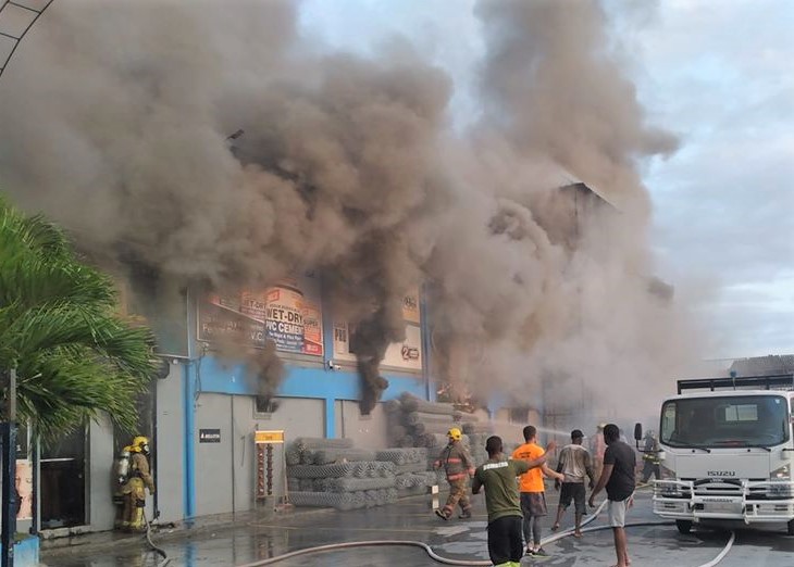 Fuego  consume a la Ferretería Ramírez, duro golpe para  el comercio de Azua