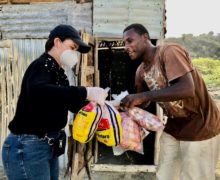 La Gobernadora  Jany Pimentel combate el COVID-19 en las calles de Azua