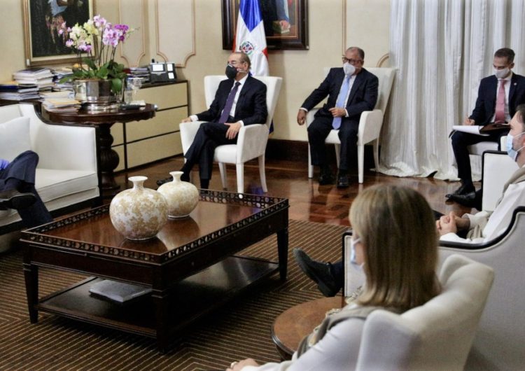 Presidente Danilo Medina recibe en Palacio Nacional a misión observadores electorales OEA