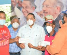 Gobierno entrega recursos y sistema de bombeo prometidos a productores y ganaderos de Montecristi y Dajabón en Visitas Sorpresa