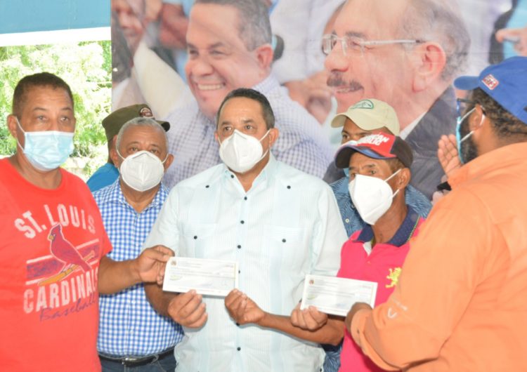 Gobierno entrega recursos y sistema de bombeo prometidos a productores y ganaderos de Montecristi y Dajabón en Visitas Sorpresa