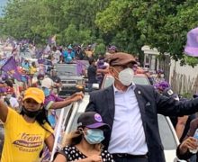 El senador Rafael Calderón realiza multitudinaria marcha caravana en Azua de cierre de campaña