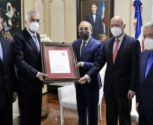 Danilo Medina recibe reconocimiento del Clúster Turístico y Asociación de Hoteles y Empresas Turísticas de Samaná por aportes al sector