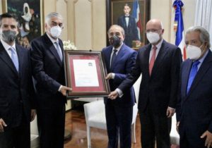Danilo Medina recibe reconocimiento del Clúster Turístico y Asociación de Hoteles y Empresas Turísticas de Samaná por aportes al sector