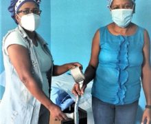 Fundación Misionero Efraín Raimundo entrega bastones a pacientes en San Cristóbal