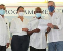 El presidente Luis Abinader está en Azua;entrega 2,709 títulos definitivos a parceleros de la Reforma Agraria