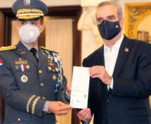 El Gobierno entrega seguro médico Máximo de Senasa a 39 mil policías