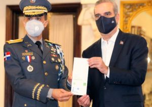 El Gobierno entrega seguro médico Máximo de Senasa a 39 mil policías