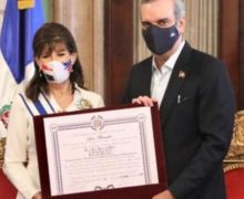 El Presidente Luis  Abinader otorga la Orden al mérito de Duarte, Sánchez y Mella a embajadora de Estados Unidos Robin Bernstein.