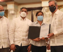 El presidente Luis Abinader entrega títulos de propiedad definitivos a dos mil 789 personas