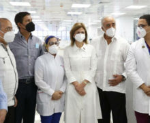 Vicepresidenta y Ministro de Salud Pública realizan visitas a clínicas privadas de Santiago