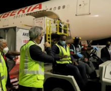 El presidente de la República Luis Abinader recibió esta noche primer lote de vacuna Covishield, contra la Covid 19