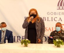 La Gobernadora de Azua Ángela Grey Pérez Díaz y el director provincial de Salud Pública iniciaron en la provincia de Azua la jornada “Vacúnate RD” contra la COVID-19 para el personal médico del hospital Regional Taiwán 19 de Marzo.