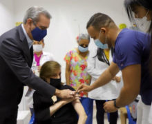 El presidente Luis  Abinader acompaña a su madre a vacunarse contra la  COVID-19