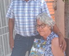 LUIS NAUT, entrega obra ASÍ SE VIVE EN AZUA  a Yanet Carmen Melo de Sánchez. Estebanía, Azua