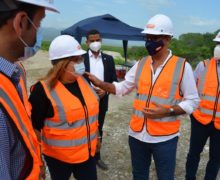 La Gobernadora de Azua y el Ministro de Obras Públicas supervisan avances de la avenida de Circunvalación.