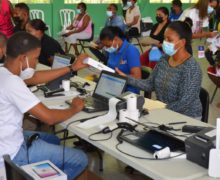 Gobernadora Ángela Grey Pérez Díaz  destaca importancia  entrega de dispositivos tecnológicos a estudiantes de Azua.