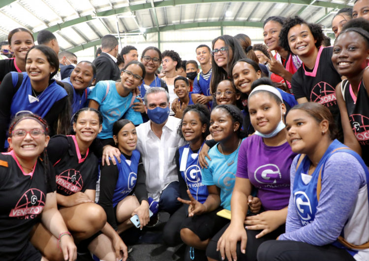 Presidente Luis  Abinader respalda deporte y juventud en Santiago.